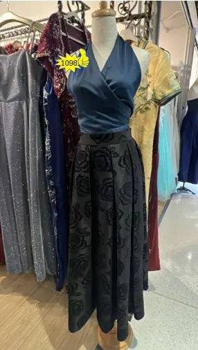 深藍交叉領上衣＋黑底玫瑰印花高腰裙套裝