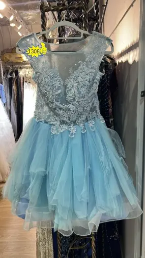 淺藍色花卉刺繡短禮服