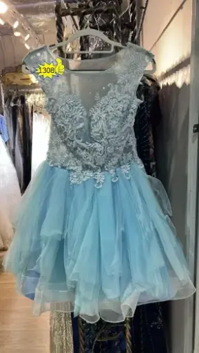 淺藍色花卉刺繡短禮服