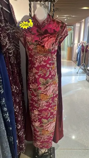 玫紅色花卉短袖旗袍